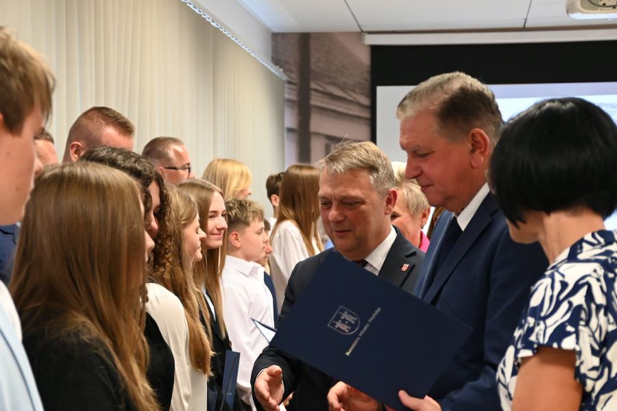 Najlepsi uczniowie płońskich podstawówek nagrodzeni w ratuszu
